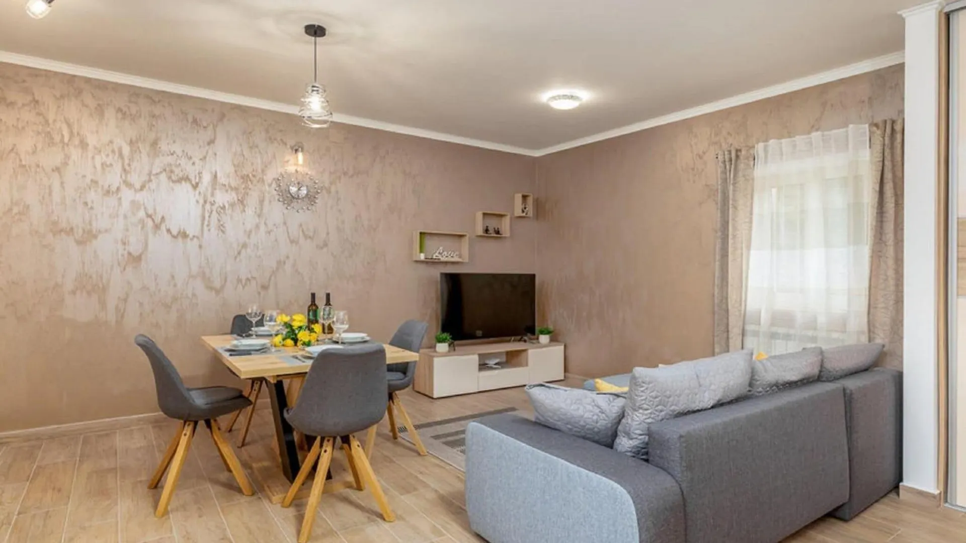 Stylish Villa With Swimming Pool And Garden Cepic