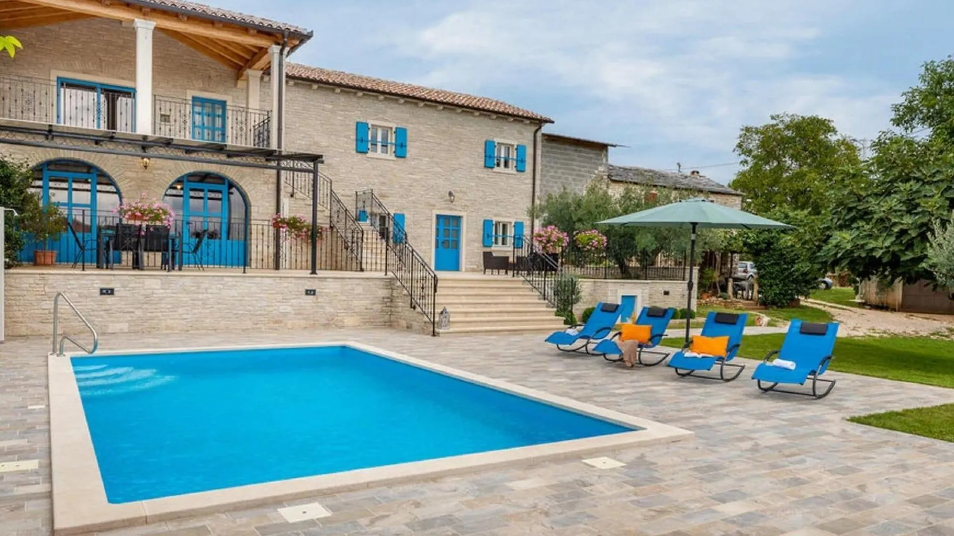 Stylish Villa With Swimming Pool And Garden Cepic