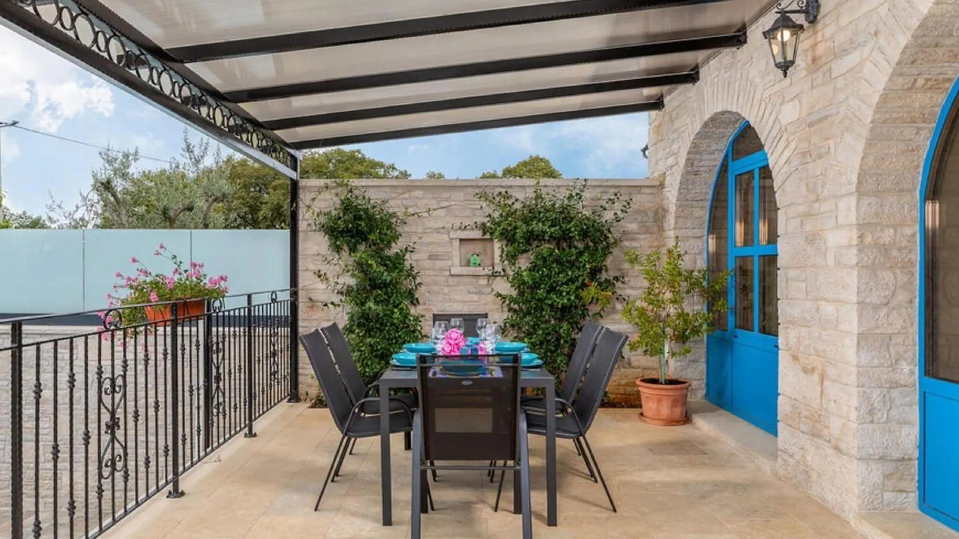 Stylish Villa With Swimming Pool And Garden Cepic