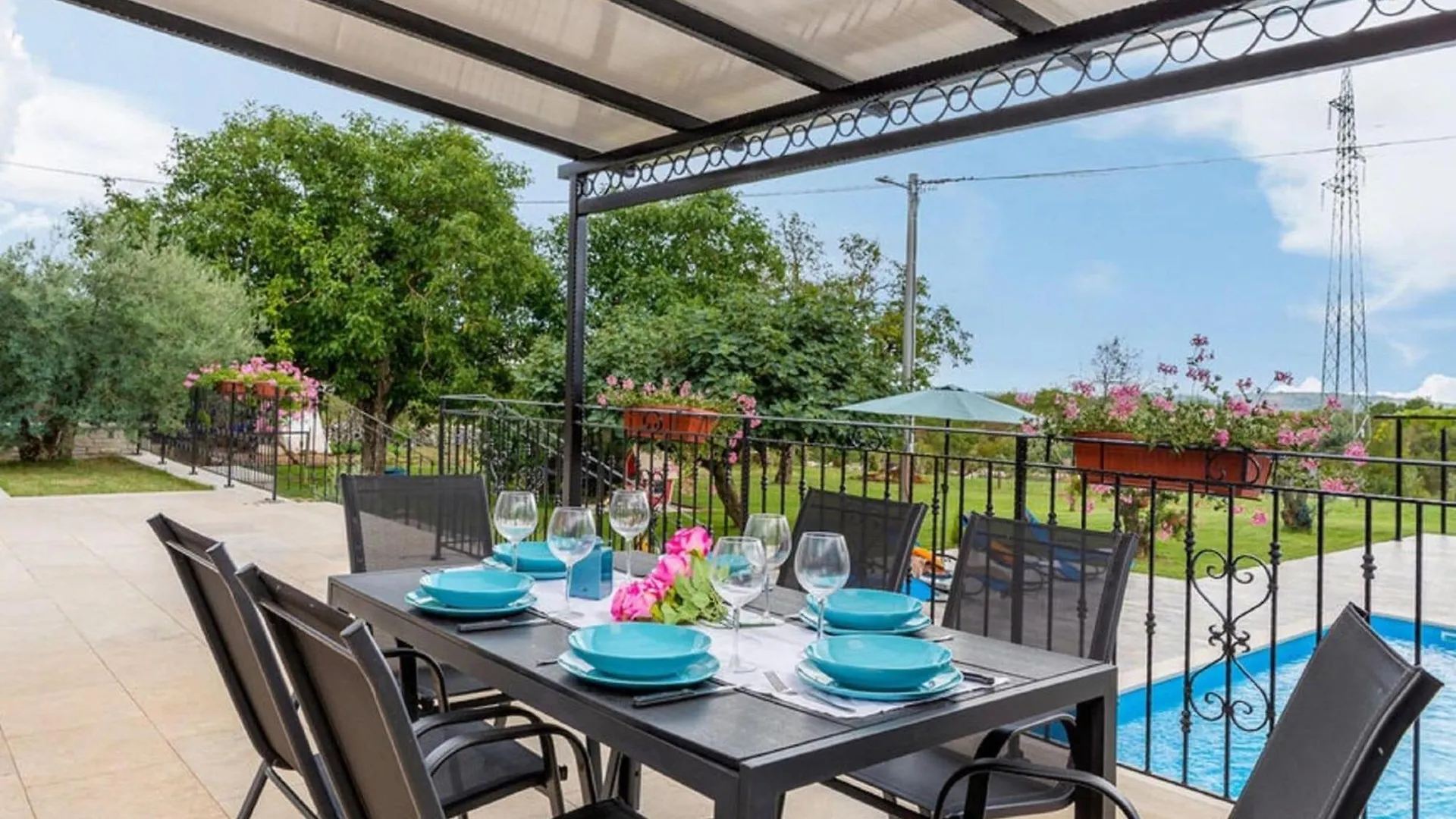 Stylish Villa With Swimming Pool And Garden Cepic