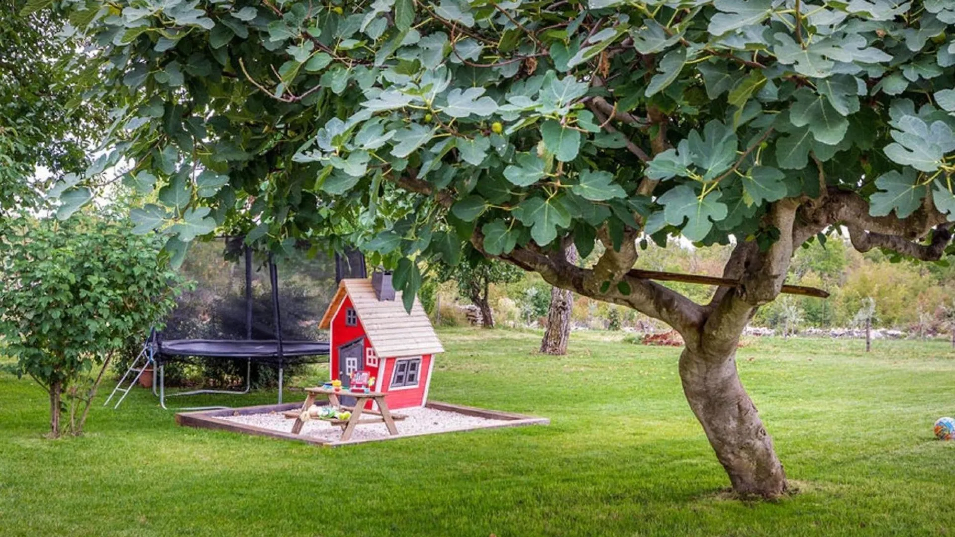 Stylish Villa With Swimming Pool And Garden Cepic